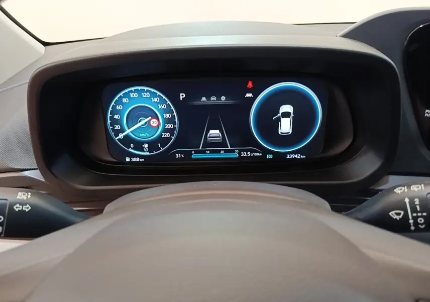 Vue rapprochée du combiné d'instruments numérique de la Hyundai Bayon 2023, affichage moderne et clair.