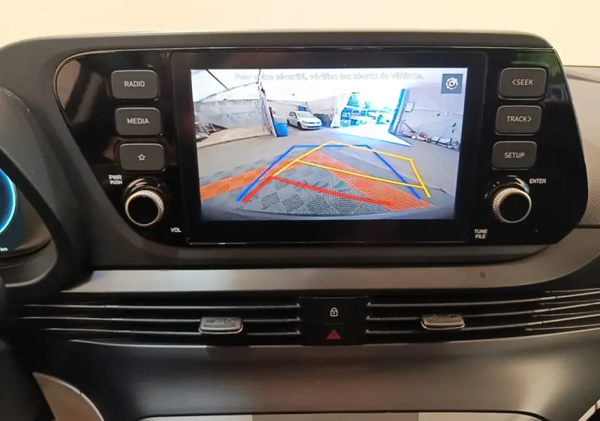 Vue rapprochée de l’écran tactile central du Hyundai Bayon 2023 affichant la caméra de recul avec guidage coloré.