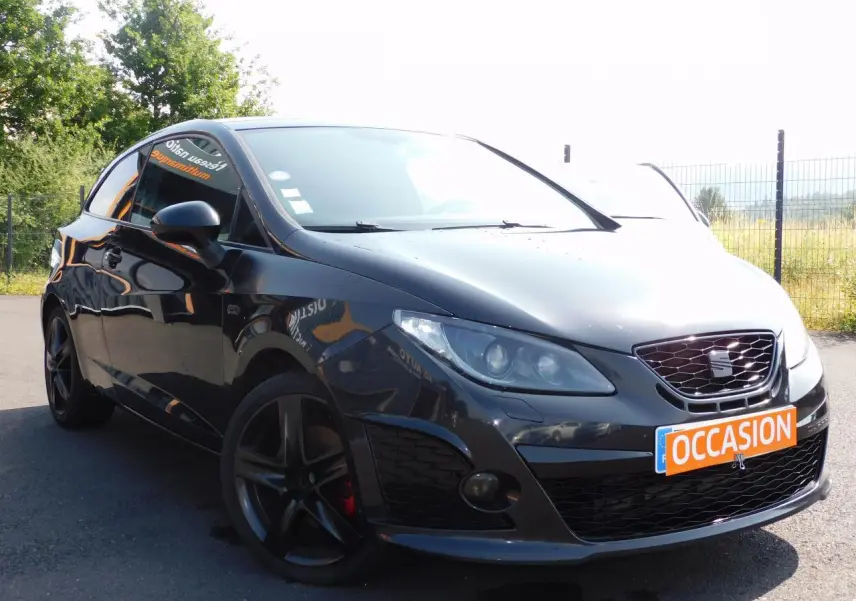 SEAT Ibiza Cupra noire vue en 3/4 avant droit, avec jantes noires et plaque "OCCASION" orange visible.