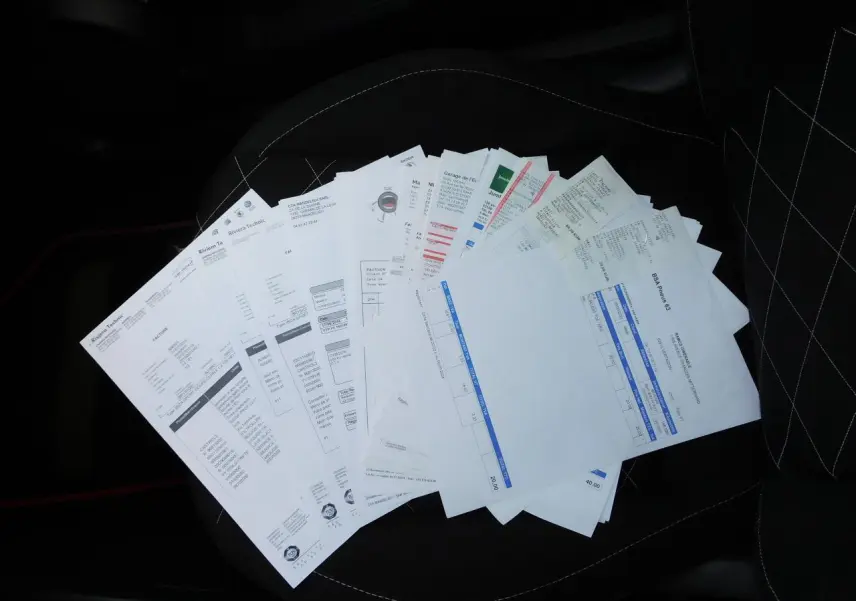 Désolé, l'image ne montre pas le véhicule SEAT IBIZA Cupra noir mais des documents posés sur un siège intérieur.