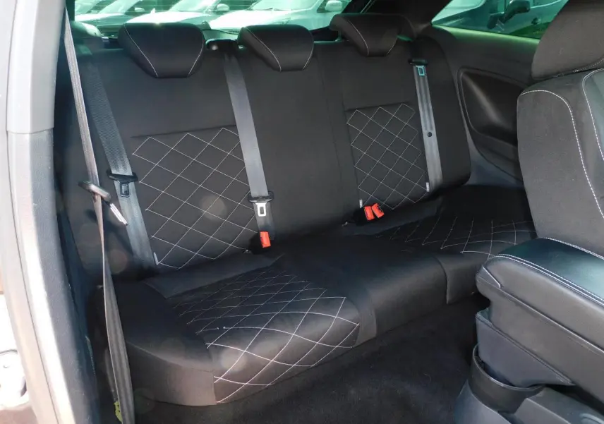 Vue intérieure sur la banquette arrière noire avec surpiqûres croisées de la SEAT Ibiza Cupra 2011.