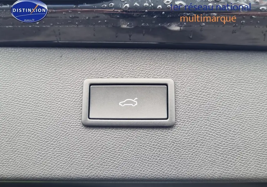 Bouton d'ouverture électrique du coffre sur le panneau intérieur du CUPRA Formentor noir midnight 2025.