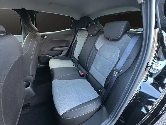 Vue intérieure côté droit sur les sièges arrière gris et noir de la Renault Clio V noire 2025, finition tissu.