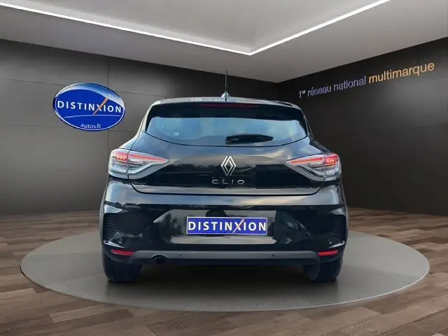 Vue arrière d'une Renault Clio V noire 2025, avec feux LED distinctifs et logo centré sur le hayon.