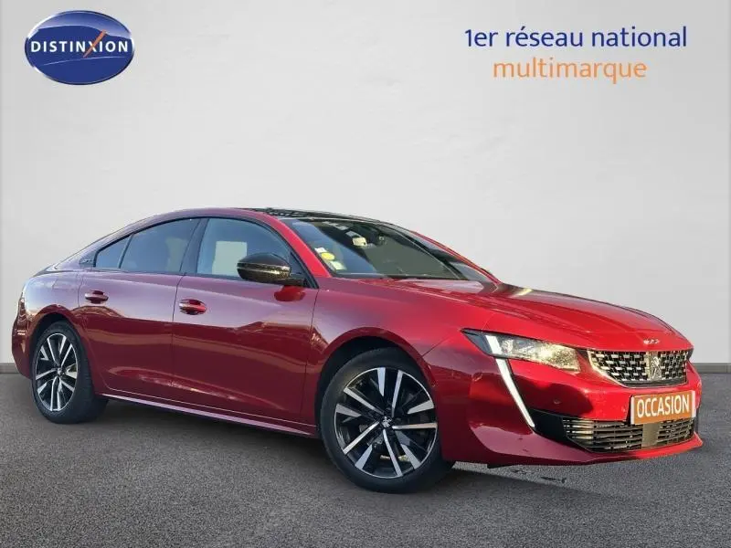Peugeot 508 rouge Ultimate vue de trois quarts avant droit, avec calandre chromée et jantes alliage noires.