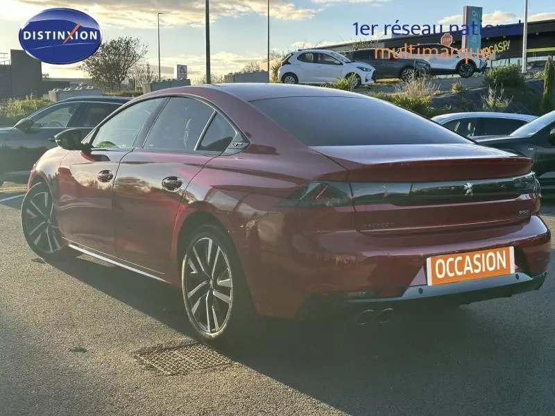 Peugeot 508 Rouge Ultimate vue 3/4 arrière droit, avec feux LED et double sortie d'échappement chromée.
