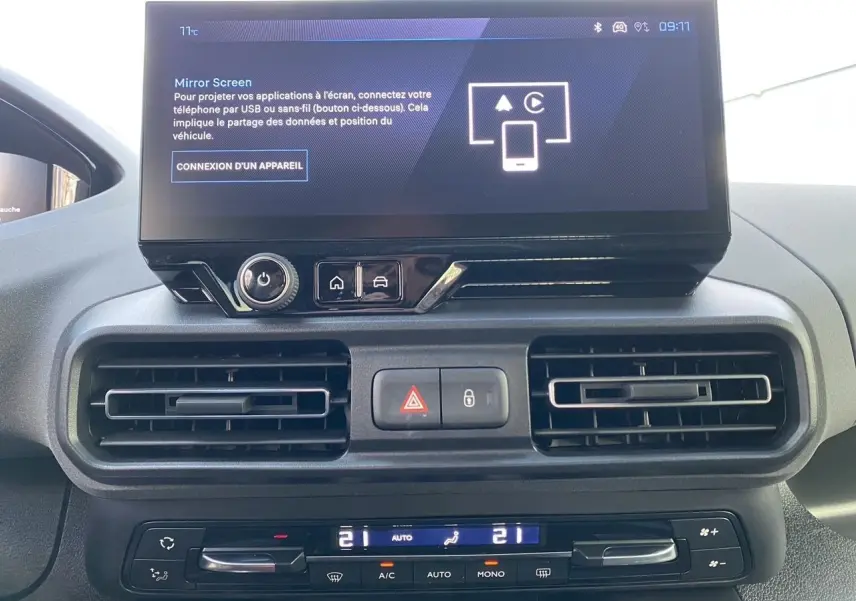 Vue rapprochée du tableau de bord du Peugeot Rifter 2025 avec écran tactile 10'' et commandes de climatisation bi-zone.