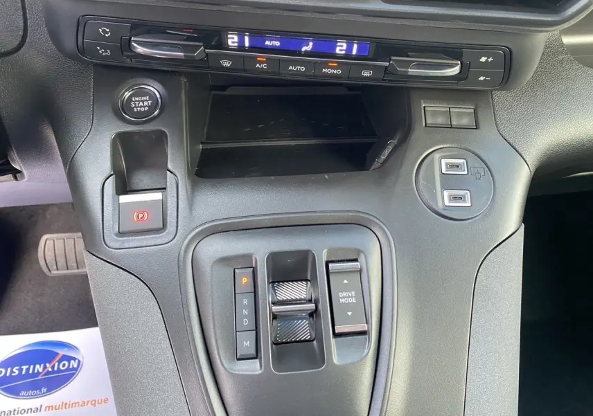 Vue rapprochée de la console centrale du Peugeot Rifter 2025, avec commandes boîte auto et climatisation digitale.