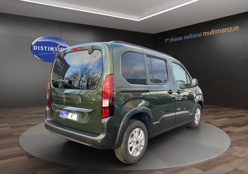 Peugeot Rifter vert Sirkka Green en 3/4 arrière droit, avec vitres surteintées et jantes alliage 16 pouces.