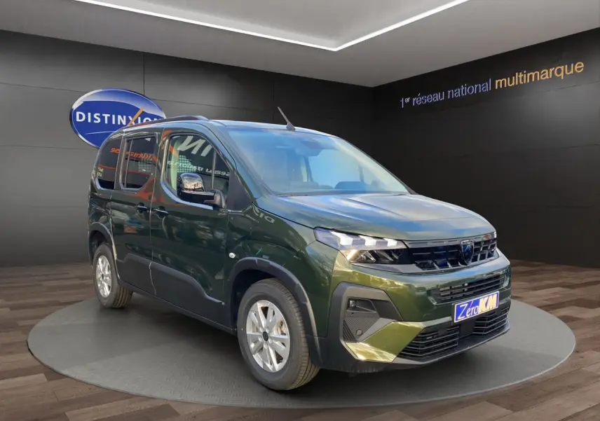 Peugeot Rifter vert Sirkka Green en 3/4 avant droit, avec jantes alliage 16'' et barres de toit noires.