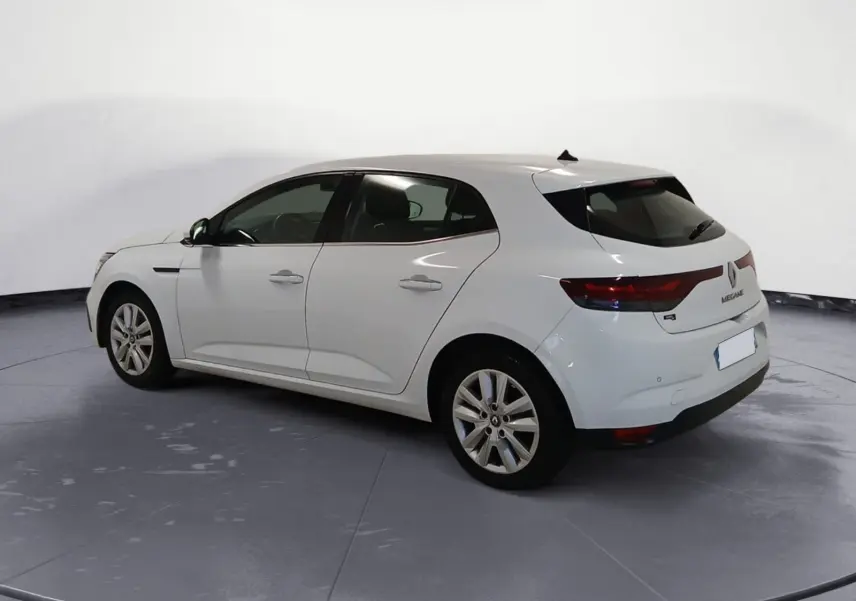 Renault Mégane IV blanche vue 3/4 arrière droit, avec caméra de recul et feux arrière allongés, année 2020.