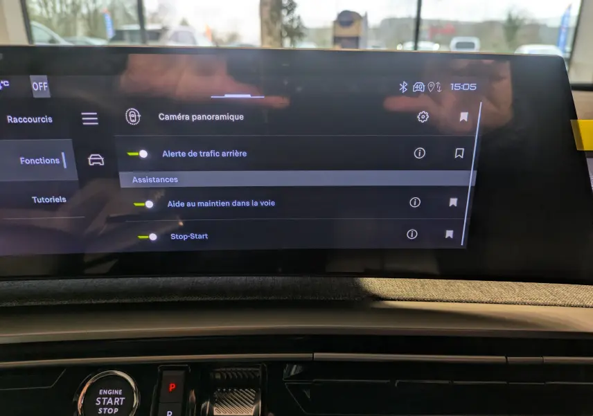 Vue rapprochée de l’écran tactile central du Peugeot 3008 gris titanium, affichant les options d’assistance à la conduite.