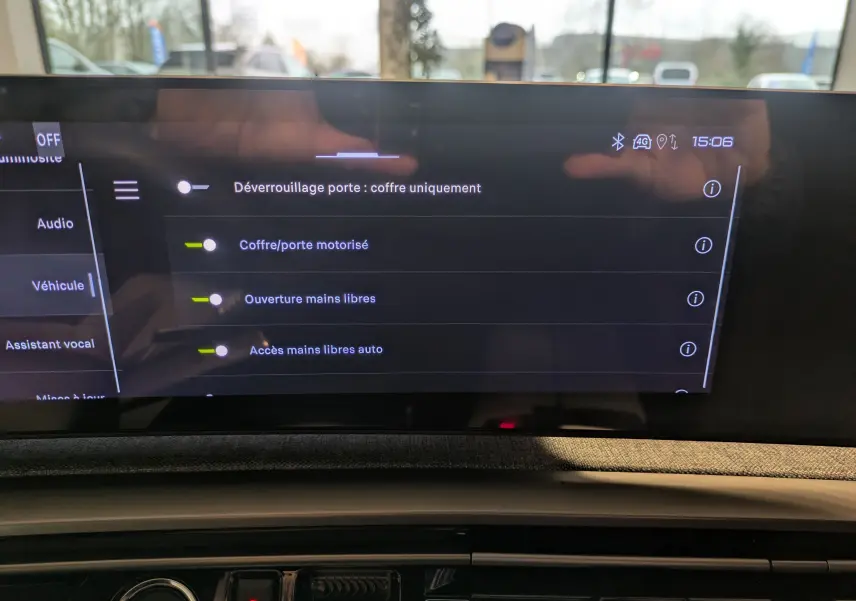 Vue rapprochée de l’écran tactile intérieur du Peugeot 3008 gris titanium, affichant les options de déverrouillage mains libres.