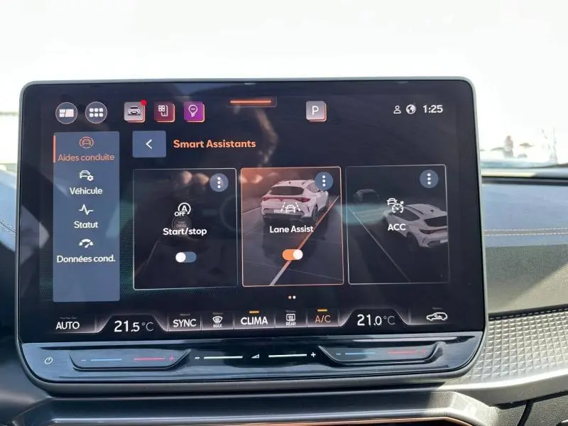 Écran tactile central du tableau de bord du CUPRA Formentor 2025 montrant les aides à la conduite activées.