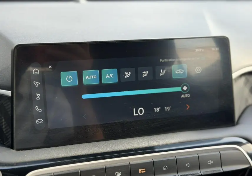 Écran tactile central affichant les commandes de climatisation automatique dans l’habitacle du MG3 1.5 Hybrid+ 2025.