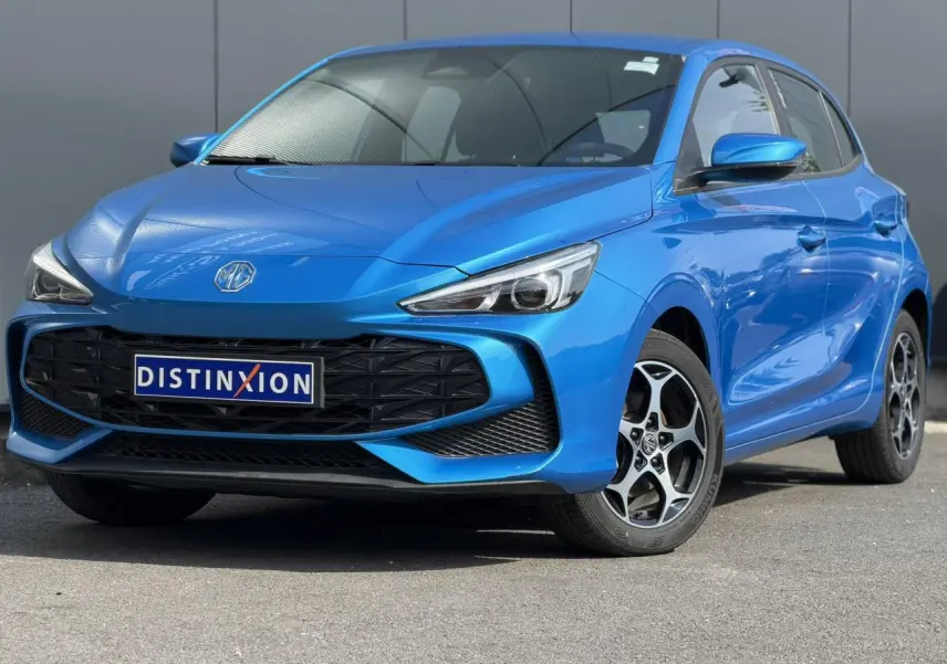 MG3 1.5 Hybrid+ 2025 en bleu Como, vue 3/4 avant droit avec calandre noire et jantes alliage 16 pouces.