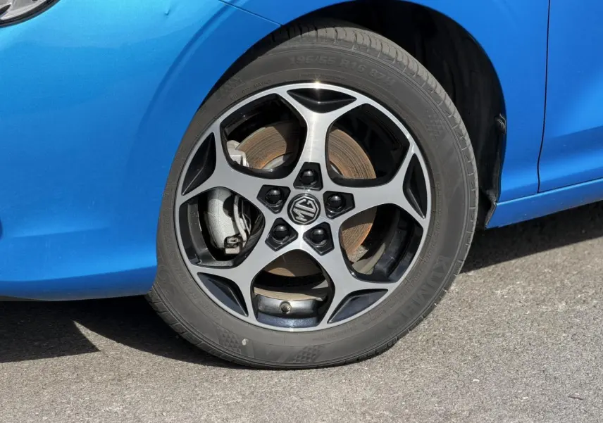 Gros plan sur la roue avant gauche avec jante alliage 16'' et carrosserie bleu Como d'une MG3 2025.