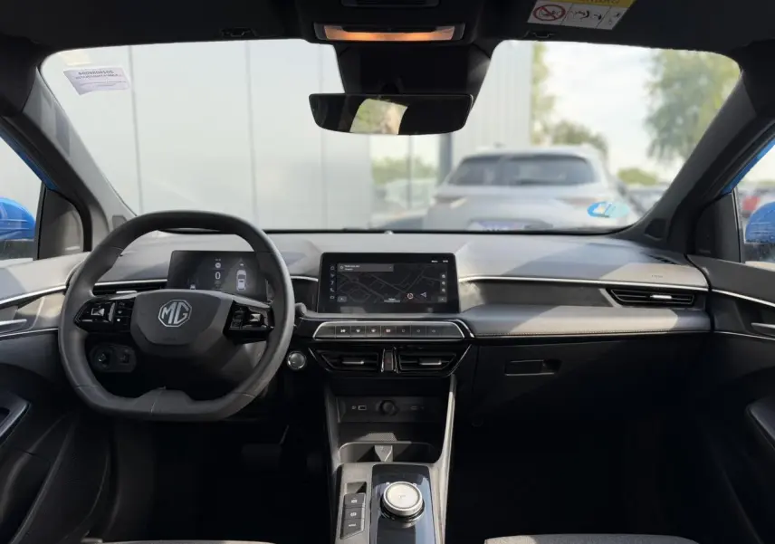 Vue intérieure avant du tableau de bord et volant du MG3 1.5 Hybrid+ 195 Comfort, avec écran tactile central et compteur numérique.