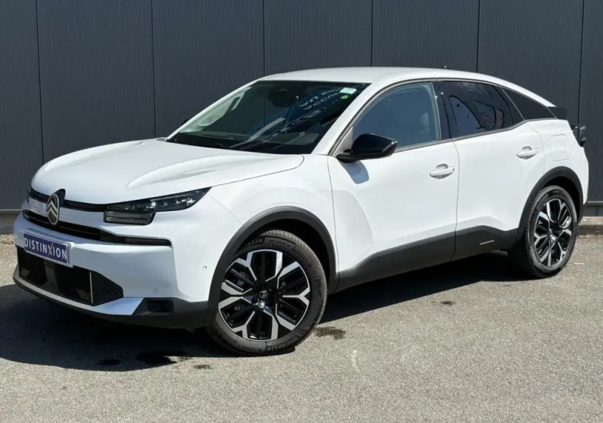 Citroën C4 Hybrid blanc Okenite vue 3/4 avant droit, jantes noires et détails noirs contrastants.