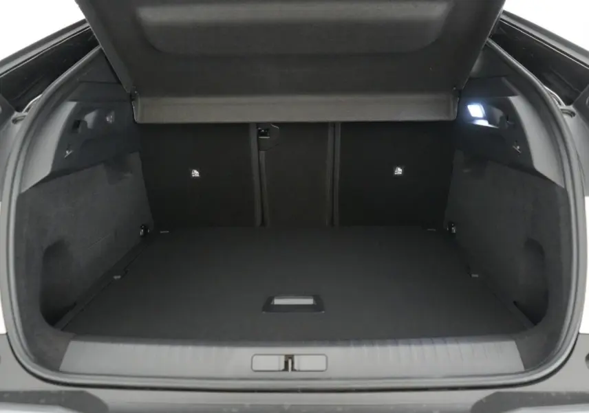 Coffre ouvert du Peugeot 3008 gris Artense, vue arrière montrant un espace de chargement propre et spacieux.