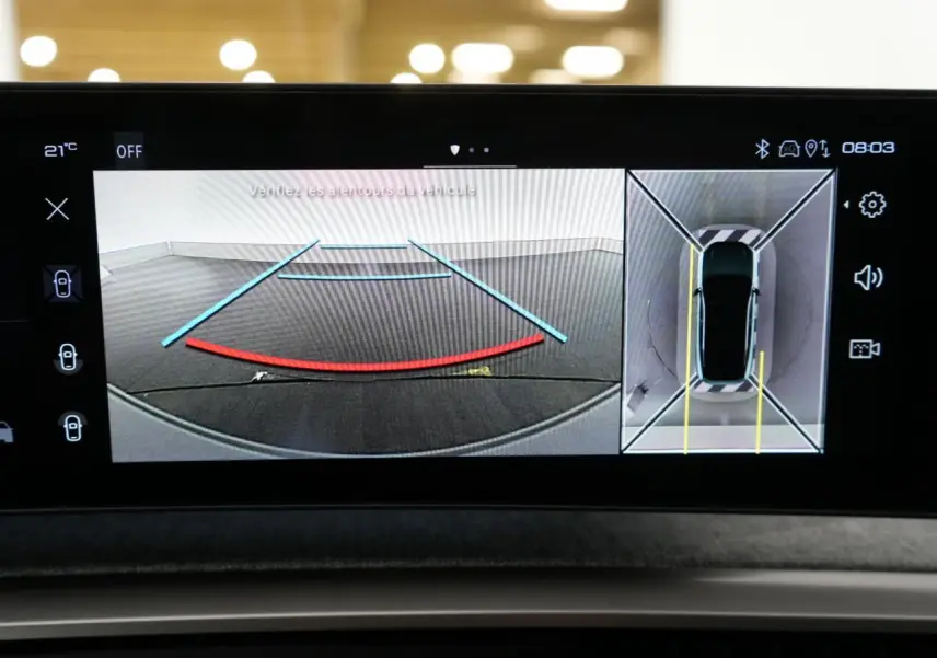 Écran intérieur du Peugeot 3008 Hybrid montrant la caméra de recul et la vue à 360° du véhicule gris Artense.