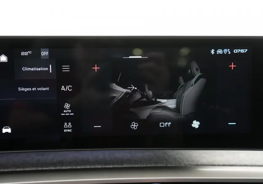 Écran tactile intérieur du Peugeot 3008 2026 affichant les réglages de climatisation et sièges.