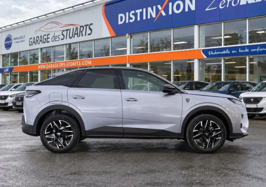 Peugeot 3008 gris Artense vue de profil côté gauche, avec jantes alliage 19'' noires et toit noir contrasté.