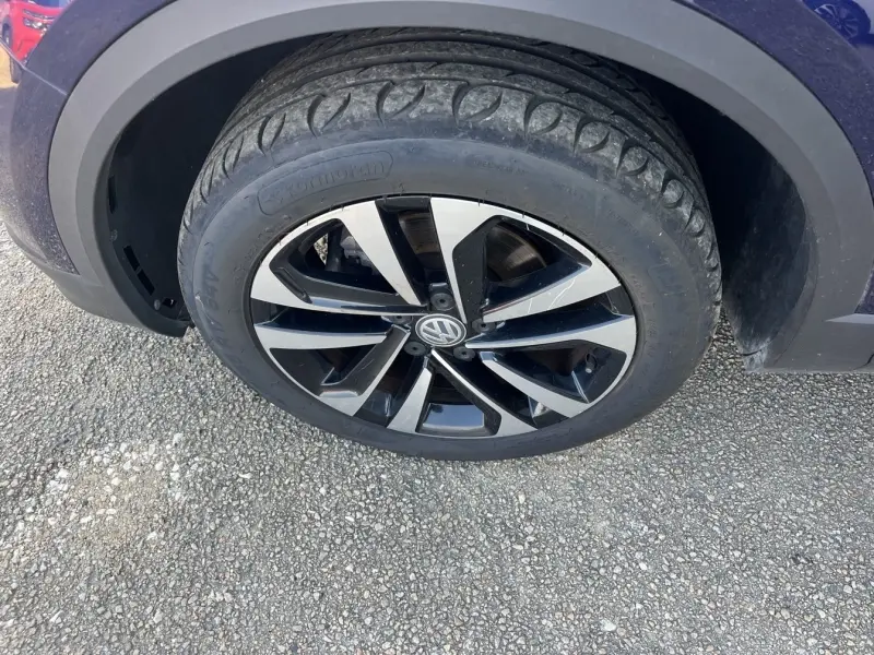 Gros plan sur la jante alliage 17 pouces Dublin côté arrière droit du Volkswagen T-Roc gris Urano 2020