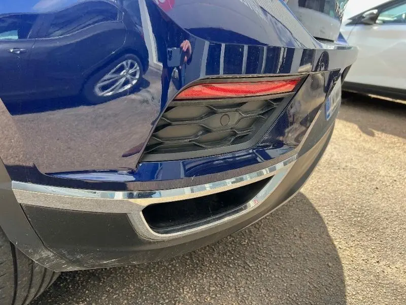 Gros plan sur le feu arrière droit et le pare-chocs gris Urano du Volkswagen T-Roc 2020 finition United