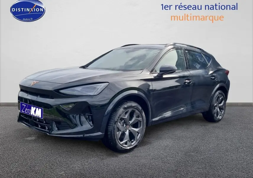 Vue 3/4 avant du CUPRA Formentor 1.5 etsi hybrid 2025 en Midnight noir avec jantes alu et barres de toit visibles.