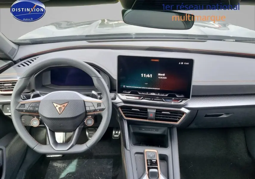 Intérieur du CUPRA Formentor 1.5 etsi hybrid 2025 en vue frontale, tableau de bord noir avec écran tactile et volant sport.
