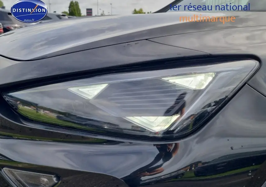 Gros plan sur le phare avant droit du CUPRA Formentor 2025 Midnight noir avec éclairage LED distinctif.