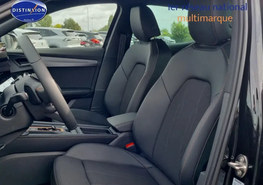 Vue intérieure côté conducteur du CUPRA Formentor 1.5 etsi hybrid 2025 en Midnight noir avec sièges sport noirs et surpiqûres orange.