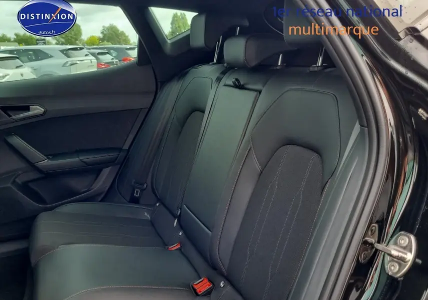 Vue intérieure côté arrière droit sur la banquette en cuir noir du CUPRA Formentor 1.5 etsi hybrid 2025 Midnight noir.