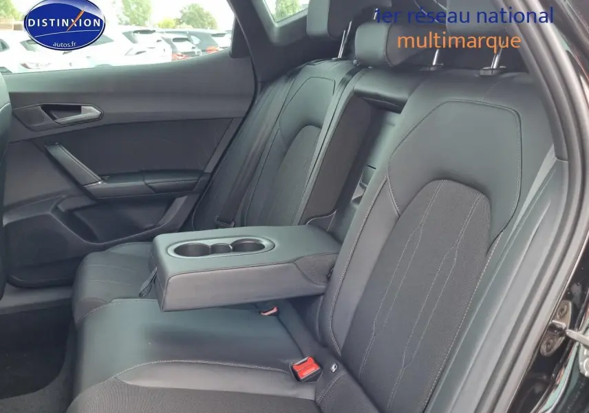 Vue côté droit de la banquette arrière noire avec accoudoir central et porte-gobelets du CUPRA Formentor 2025 Midnight noir.
