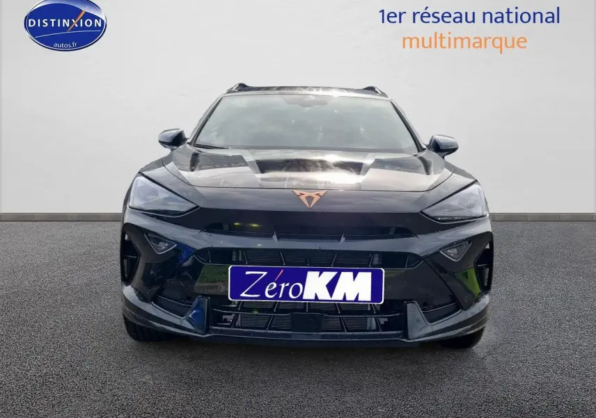 Vue frontale d'un CUPRA Formentor 1.5 etsi hybrid noir Midnight avec logo cuivré et calandre agressive.