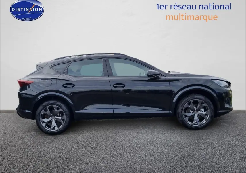 Profil côté gauche d'un SUV CUPRA Formentor 1.5 etsi hybrid 150 DSG7 noir Midnight avec jantes alu 18 pouces.