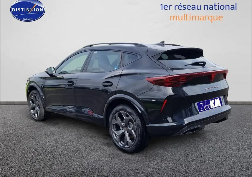Vue 3/4 arrière droite du SUV CUPRA Formentor 1.5 etsi hybrid 2025 en noir Midnight avec jantes alu 18 pouces.