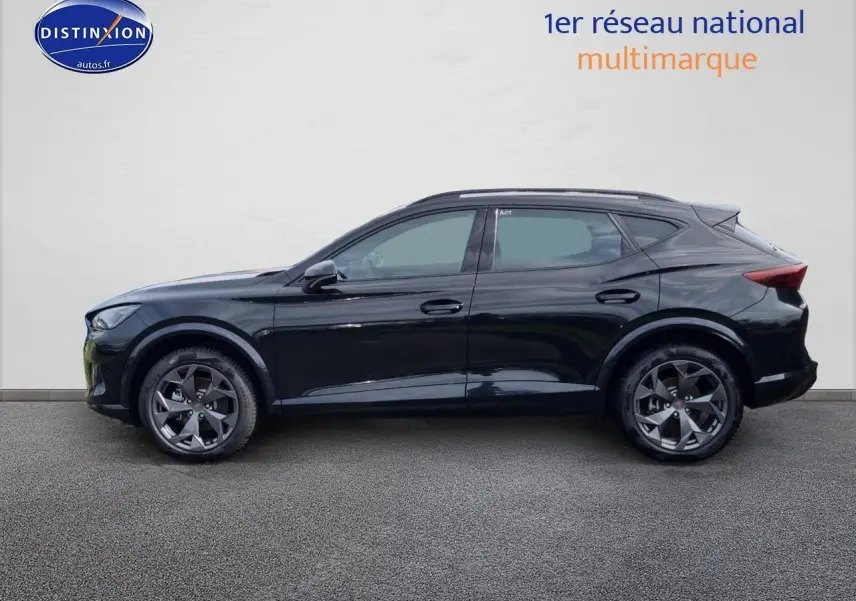 Profil côté gauche d'un SUV CUPRA Formentor 1.5 etsi hybrid 150 DSG7 en noir Midnight avec jantes alu 18 pouces.