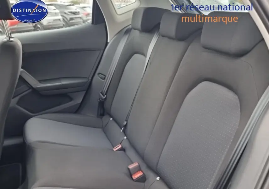 Vue intérieure côté droit sur la banquette arrière gris foncé de la SEAT Ibiza 2025 avec appuie-têtes et ceintures visibles.