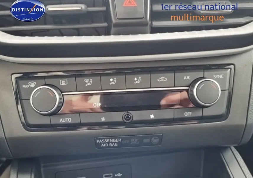 Gros plan sur la commande de climatisation automatique de la SEAT Ibiza 2025 avec boutons et réglages digitaux.