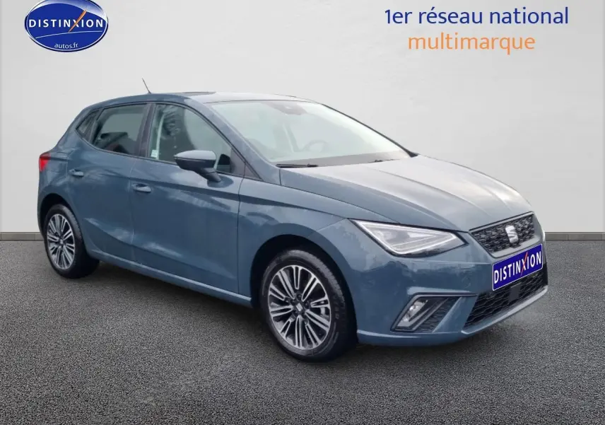 SEAT Ibiza 2025 bleu en vue 3/4 avant droit, avec jantes alliage et phares LED triangulaires.