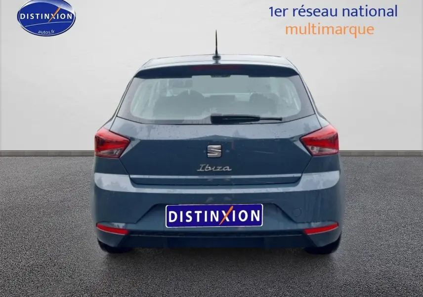 Vue arrière d'une SEAT Ibiza 2025 bleu foncé avec logo Ibiza manuscrit sur le hayon et plaque Distinxion.