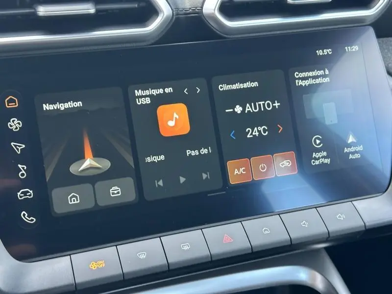 Écran tactile central du MG ZS Hybrid+ 2025 montrant navigation, musique USB et climatisation à 24°C.