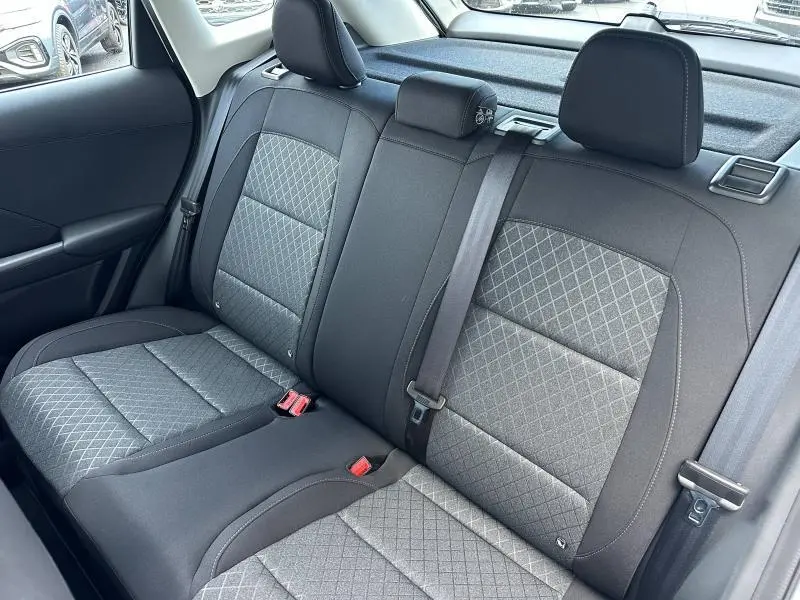 Vue intérieure de la banquette arrière en tissu noir avec motifs gris du MG ZS Hybrid+ 2025, côté gauche visible.