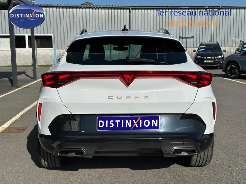 Vue arrière d'une CUPRA Formentor 2.0 TDI 150ch V DSG7 blanche Nevada métallisée avec feux arrière reliés et double sortie d'échappement.
