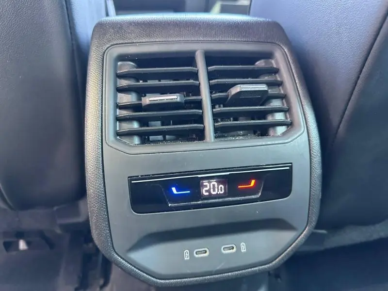 Détail de la ventilation arrière avec réglage de température à 20°C et ports USB-C dans une CUPRA Formentor blanc Nevada.