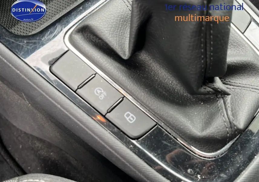 Détail de la console centrale noire avec levier de vitesse cuir et boutons de commande sur Skoda Fabia blanche.