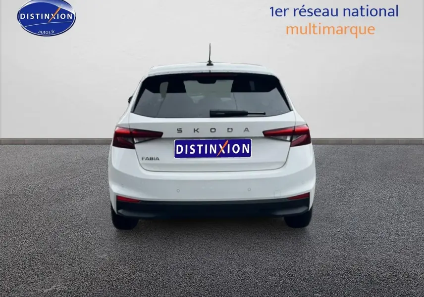 Vue arrière d'une Skoda Fabia blanche 2025 avec feux arrière LED et becquet arrière visible.
