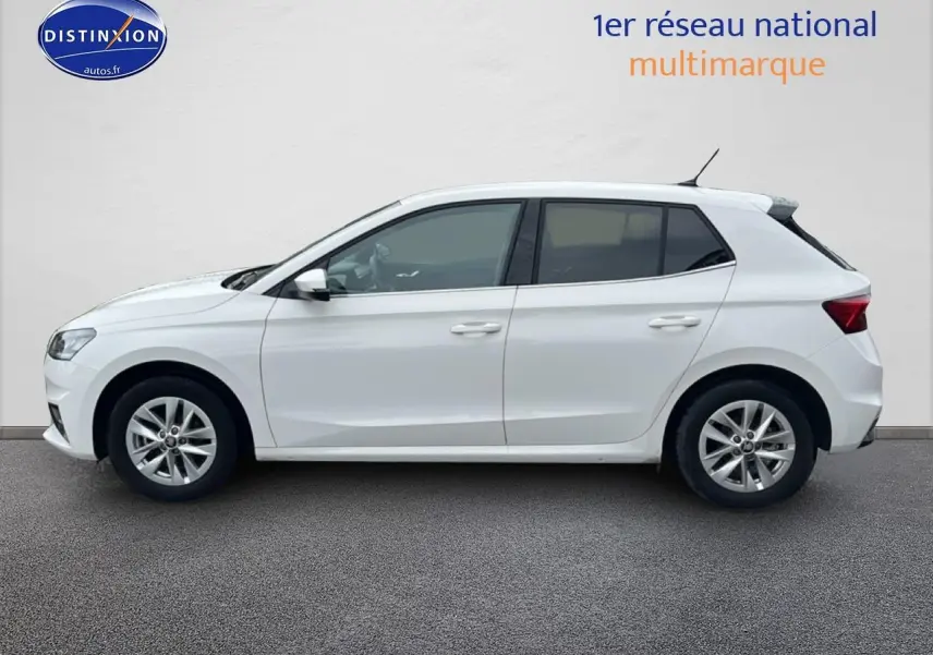 Profil droit d'une Skoda Fabia blanche 2025 avec jantes alu et vitres arrière teintées sur fond neutre.